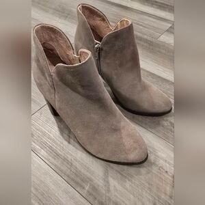 Like NEW Seychelles suede booties - Size 10